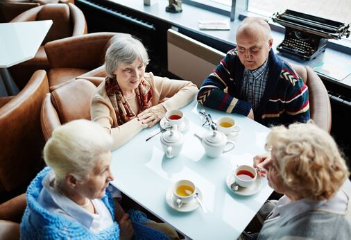 Gruppe von Senior:innen beim Nachmittagstee